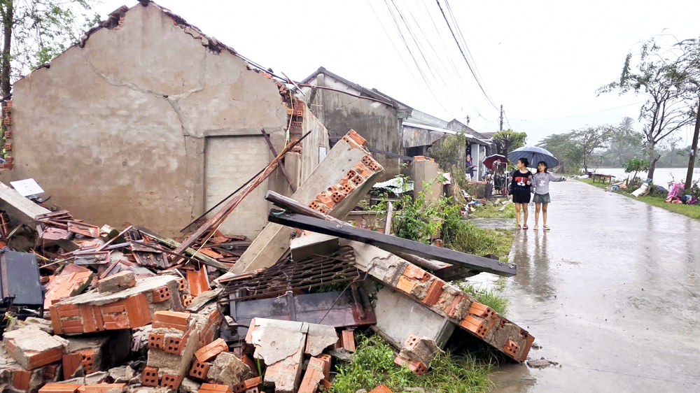 Đống đổ nát ở xã Hòa Thịnh, tỉnh Đắk Lắk sau trận lũ lớn - ẢNH: NGUYÊN BẢO