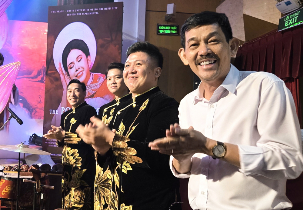 Nhạc sĩ Thanh Liêm (bìa phải) và dàn nhạc vui mừng khi hoàn thành phần thi với vở Hồn thơ ngọc tại Liên hoan quốc tế Sân khấu thử nghiệm 2025 - ẢNH: NGỌC TUYẾT