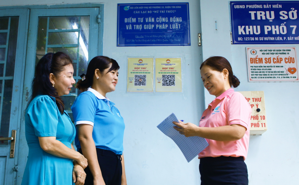 Hỗ trợ pháp lý giúp phụ nữ yếu thế tự tin, phát triển Bà Đỗ Thị Kim Sinh (bìa phải) - Chủ nhiệm Câu lạc bộ Nữ trí thức phường Bảy Hiền - tư vấn pháp lý cho hội viên phụ nữ