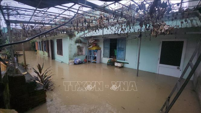 Thủ tướng họp khẩn trực tuyến từ Nam Phi về ứng phó lũ lụt ở miền Trung Nhiều nhà dân ở phường Quy Nhơn Đông (Gia Lai) bị ngập từ 0,5 - 1,5m. Ảnh: Sỹ Thắng/TTXVN
