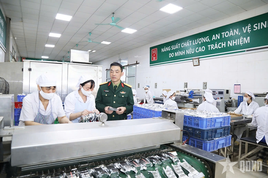 Thượng tá Nguyễn Trung Dũng, Bí thư Đảng ủy, Chủ tịch Hội đồng quản trị Công ty Cổ phần 22 trực tiếp kiểm tra quy trình sản xuất lương khô hỗ trợ nhân dân vùng lũ. 