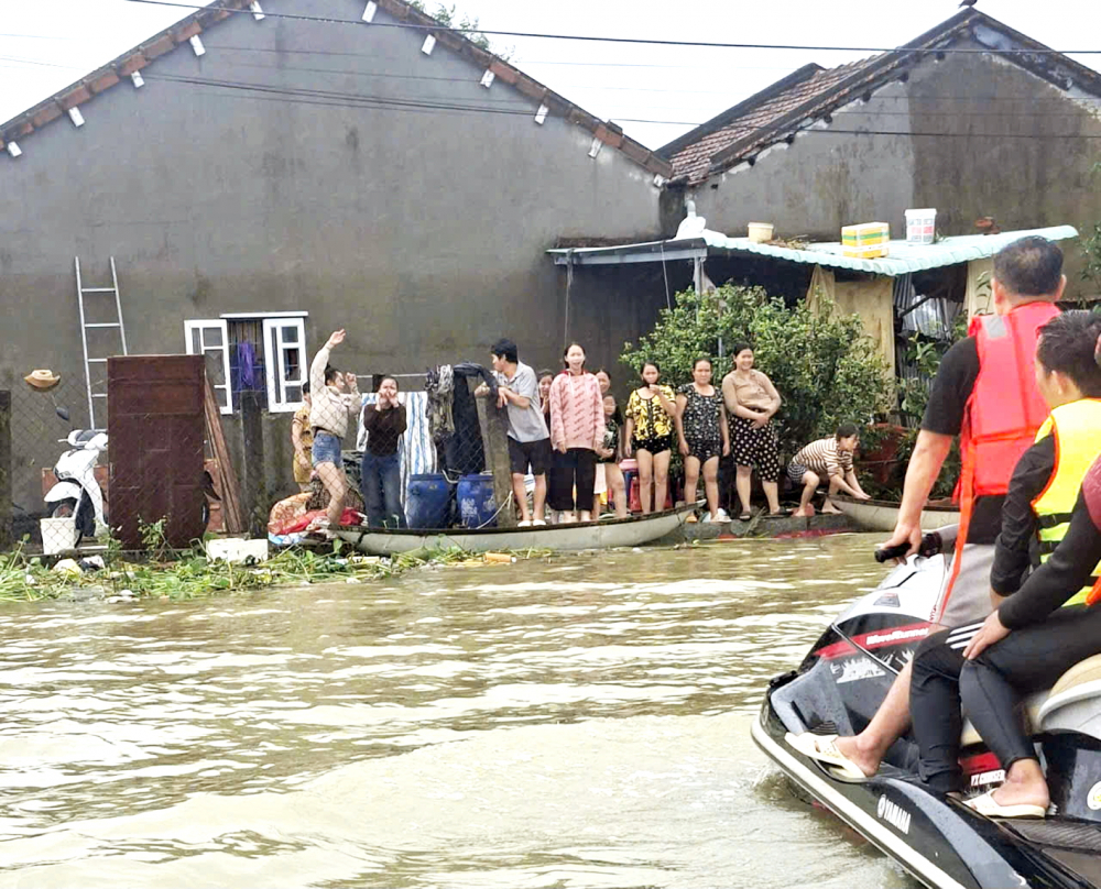 Người dân ở một số khu vực ngập sâu của xã Hòa Thịnh, tỉnh Đắk Lắk đứng chờ đoàn cứu trợ vào tiếp tế lương thực - ẢNH: VĂN TOÀN