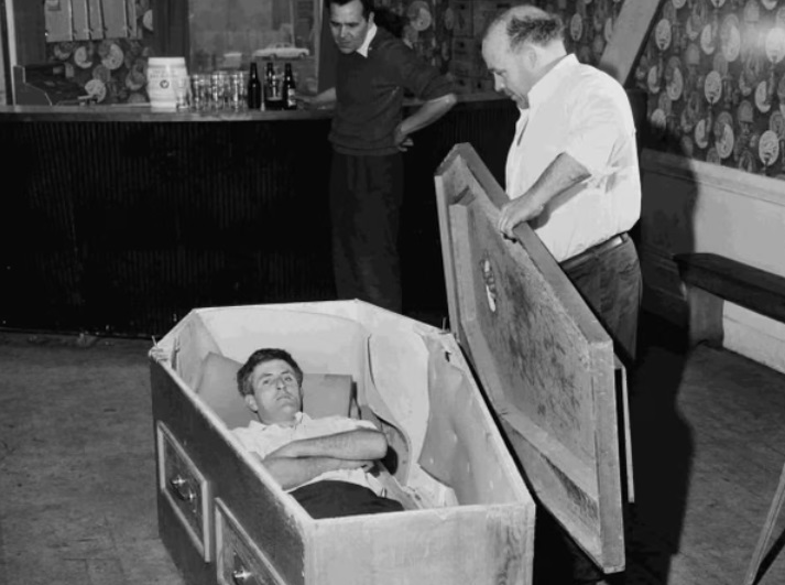 Mike Meaney khi được đặt trong quan tài. Ảnh: TG4