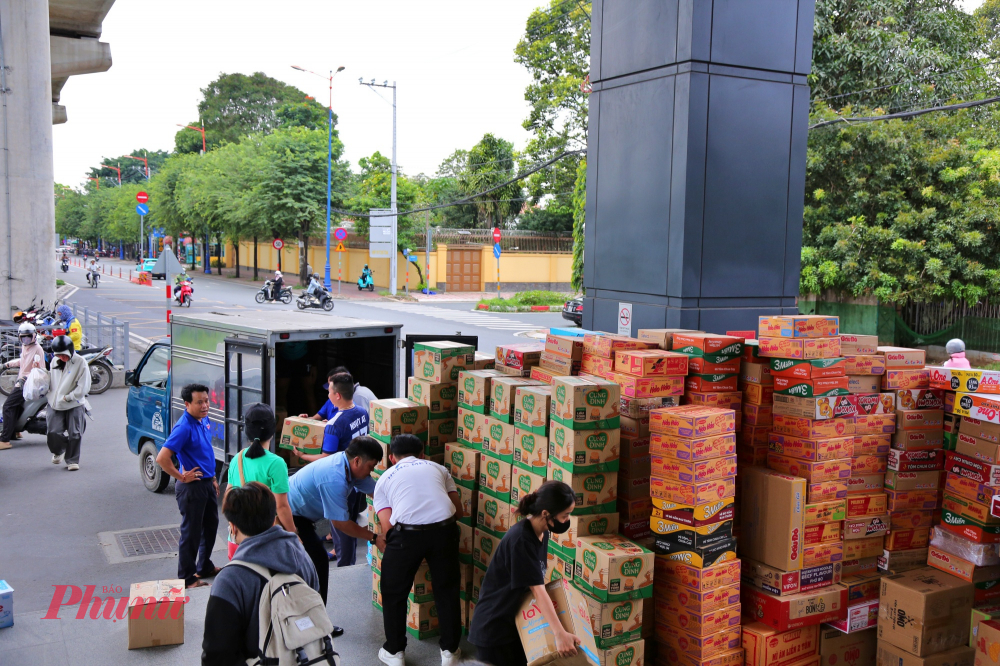 Người phụ nữ chở cả xe tải nhu yếu phẩm đến ga Thủ Đức để gửi đến đồng bào bị lũ lụt