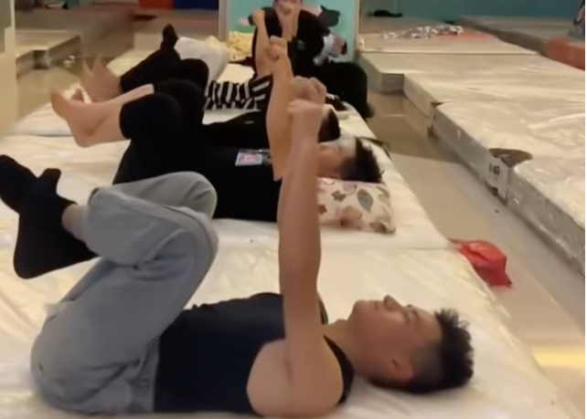 Chàng trai chiến thắng của cuộc thi nằm phẩng