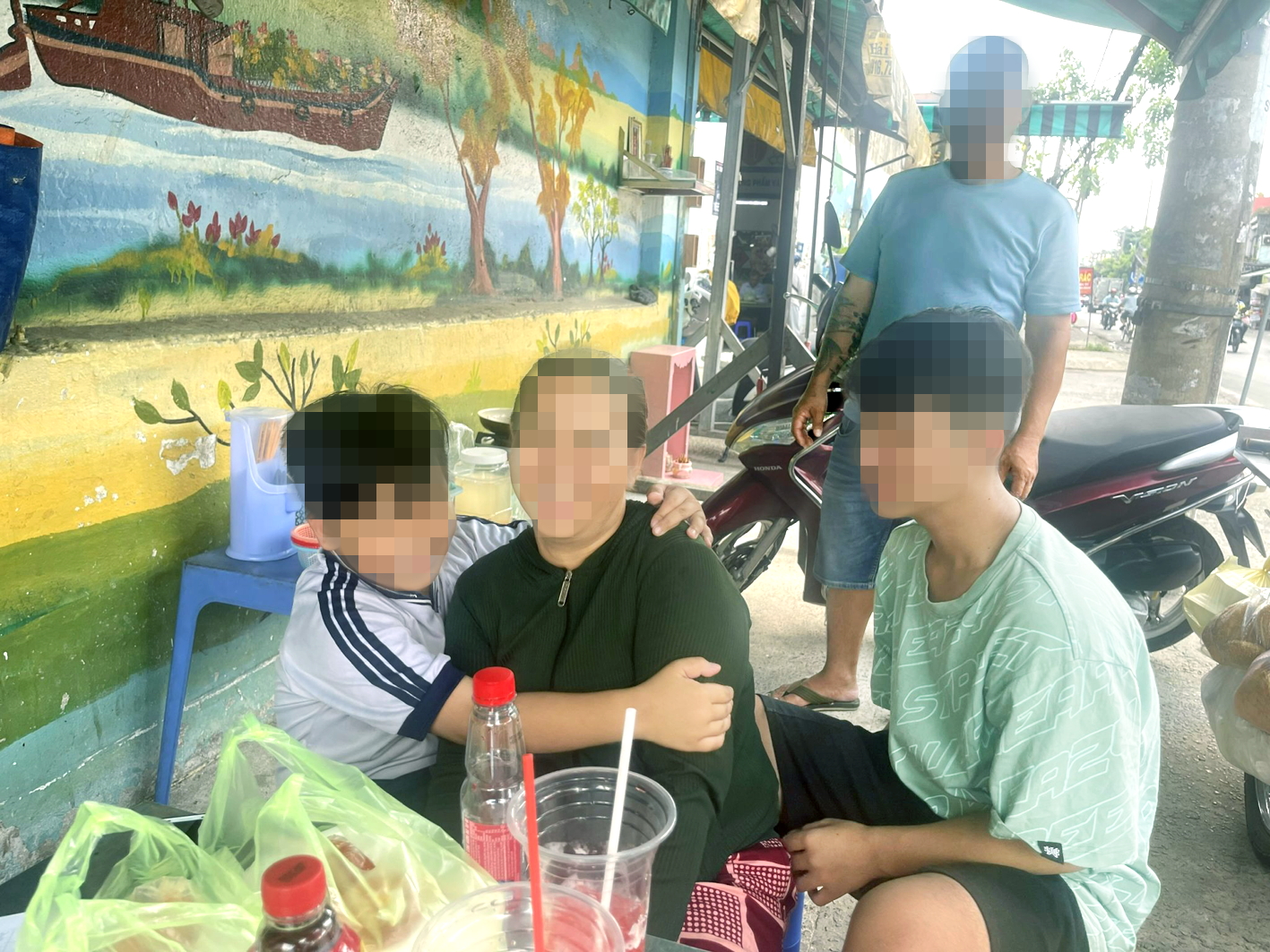 Dù con đường hoàn lương bằng lao động chân chính không hề dễ dàng nhưng anh Trạm T. và chị Xuân H.  luôn cố gắng vươn lên nhờ động lực to lớn từ các con - ẢNH: DIỆU HIỀN