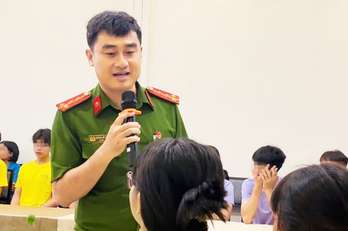 Đại úy Huỳnh Đỗ Tấn Thịnh trao đổi với trẻ em có hoàn cảnh đặc biệt tại hội trại Chắp cánh ước mơ lần thứ 13 năm 2025