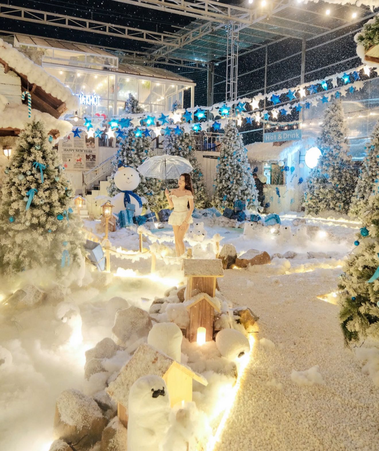 Nằm ẩn mình trên con đường 36 yên tĩnh tại Thủ Đức, Chuyện Của Tùng Coffee chính là trạm sạc cảm xúc lý tưởng mà bạn đang tìm kiếm. Vốn là điểm hẹn hò, gặp gỡ quen thuộc nhờ không gian tách biệt và thư giãn, mùa lễ hội năm nay, quán lại một lần nữa khiến giới trẻ Sài thành đứng ngồi không yên với màn lột xác ngoạn mục.