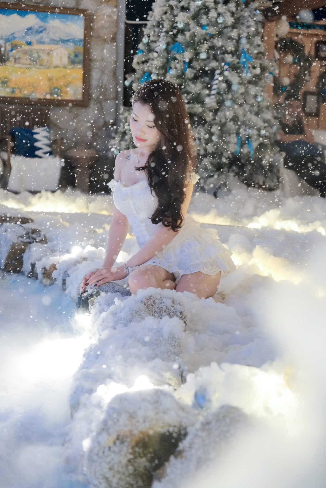 Để bức ảnh Giáng sinh thêm sống động, bạn có thể lưu lại các khung giờ phun tuyết nhân tạo: 9g, 15g và 21g. Mỗi lần phun tuyết khoảng 20 phút.