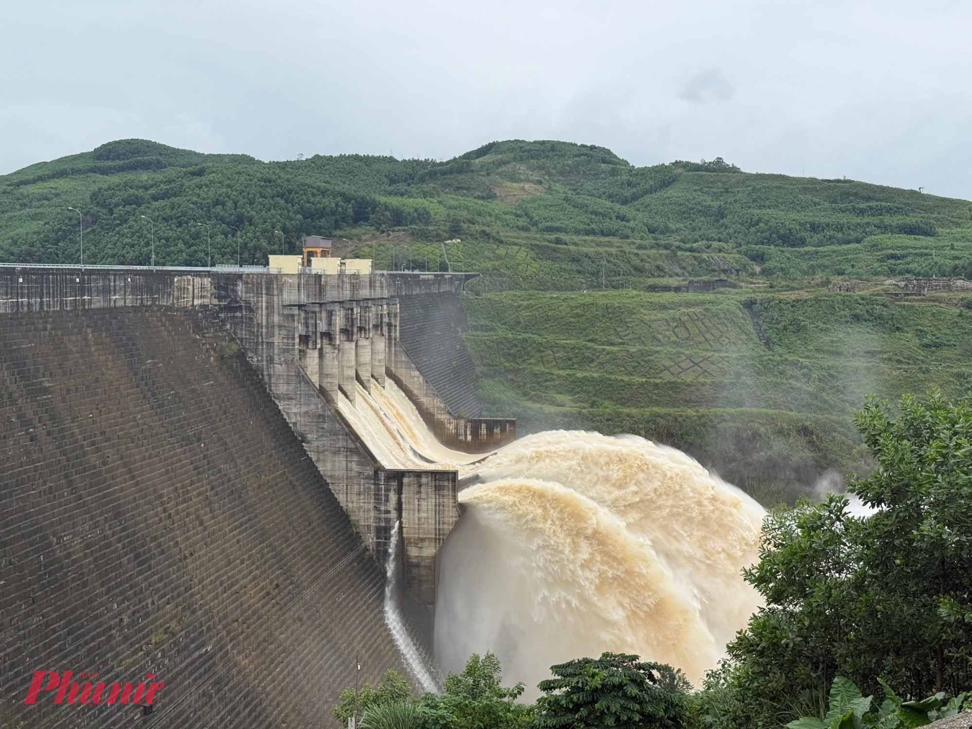 Thuỷ điện Sông Tranh xả lũ