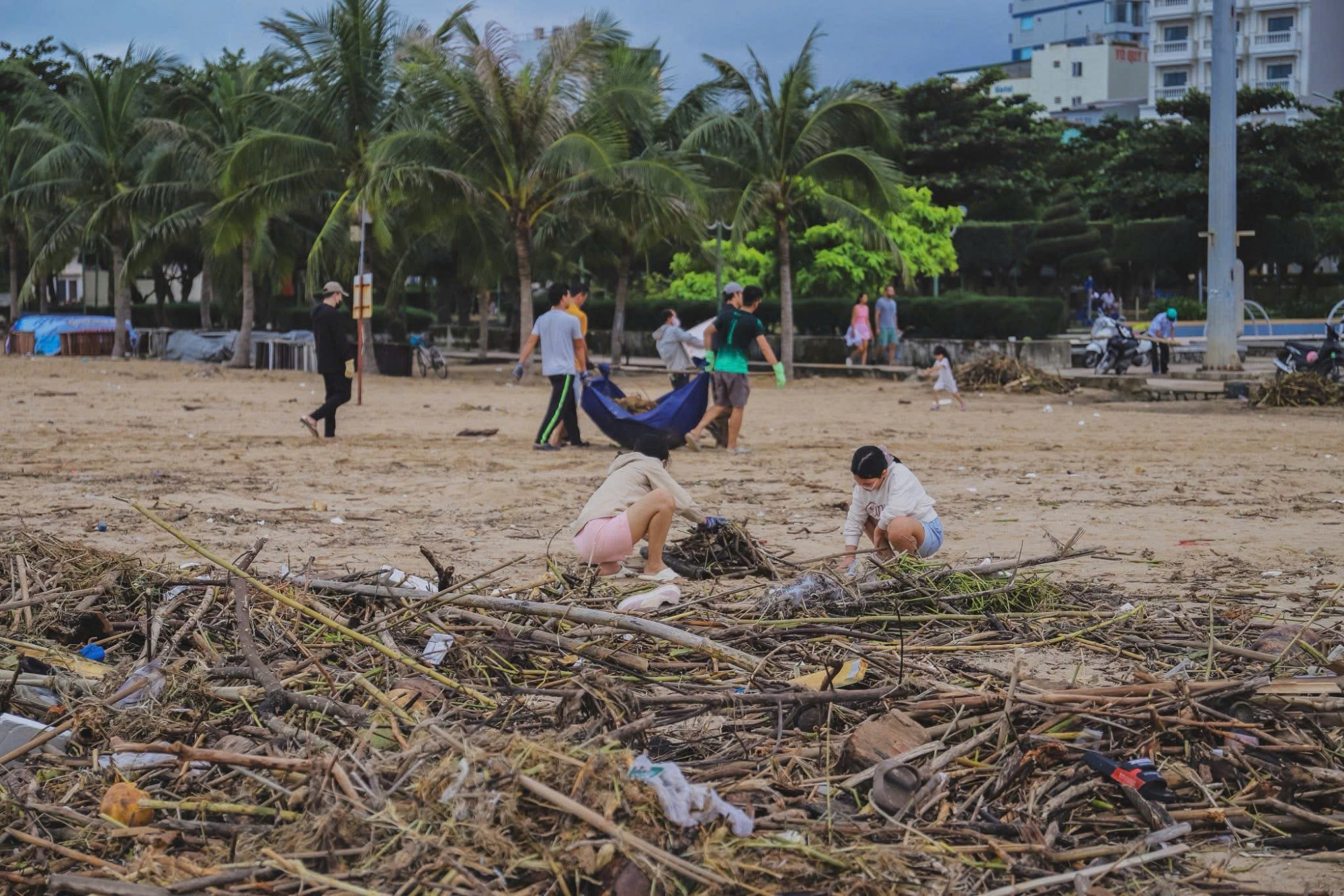 Dọc các bãi biển tràn ngập rác sau khi cơn lũ lịch sử