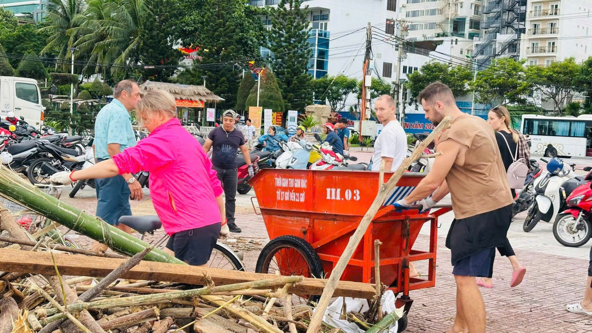 Nhiều du khách nước ngoài cũng hết mình trong công tác dọn vệ sinh trên biển - Ảnh: Trần Hằng