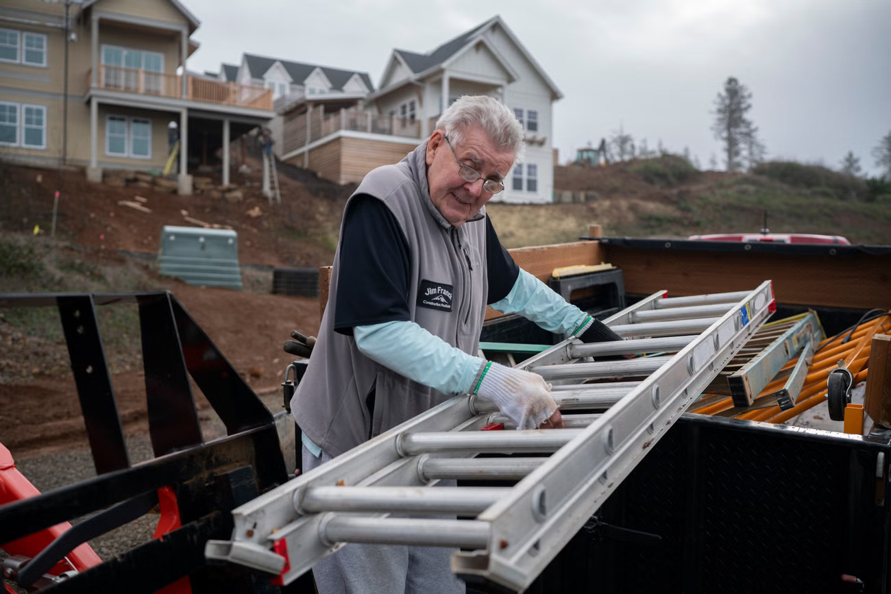 Ông Jim Franck, 81 tuổi, làm nghề xây dựng nhà ở Gleneden Beach, Oregon. - Ảnh: Brooke Herbert 