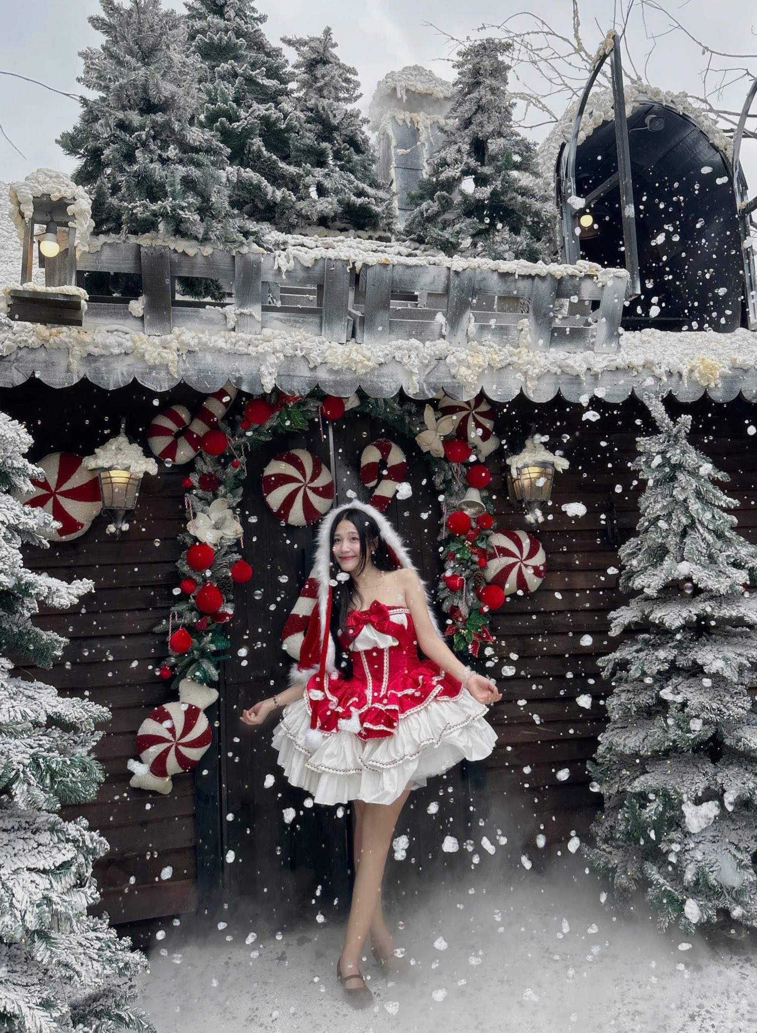 Bước vào Hỉn Coffee mùa này, bạn sẽ bị choáng ngợp bởi tông màu đỏ chủ đạo đầy quyền lực và ấm cúng. Từng chi tiết trang trí được chăm chút tỉ mỉ, từ những chiếc nơ xinh xắn, hệ thống đèn lung linh đến khu vực cầu thang được decor công phu ngay lối vào, tất cả tạo nên một background chụp ảnh hoàn hảo.