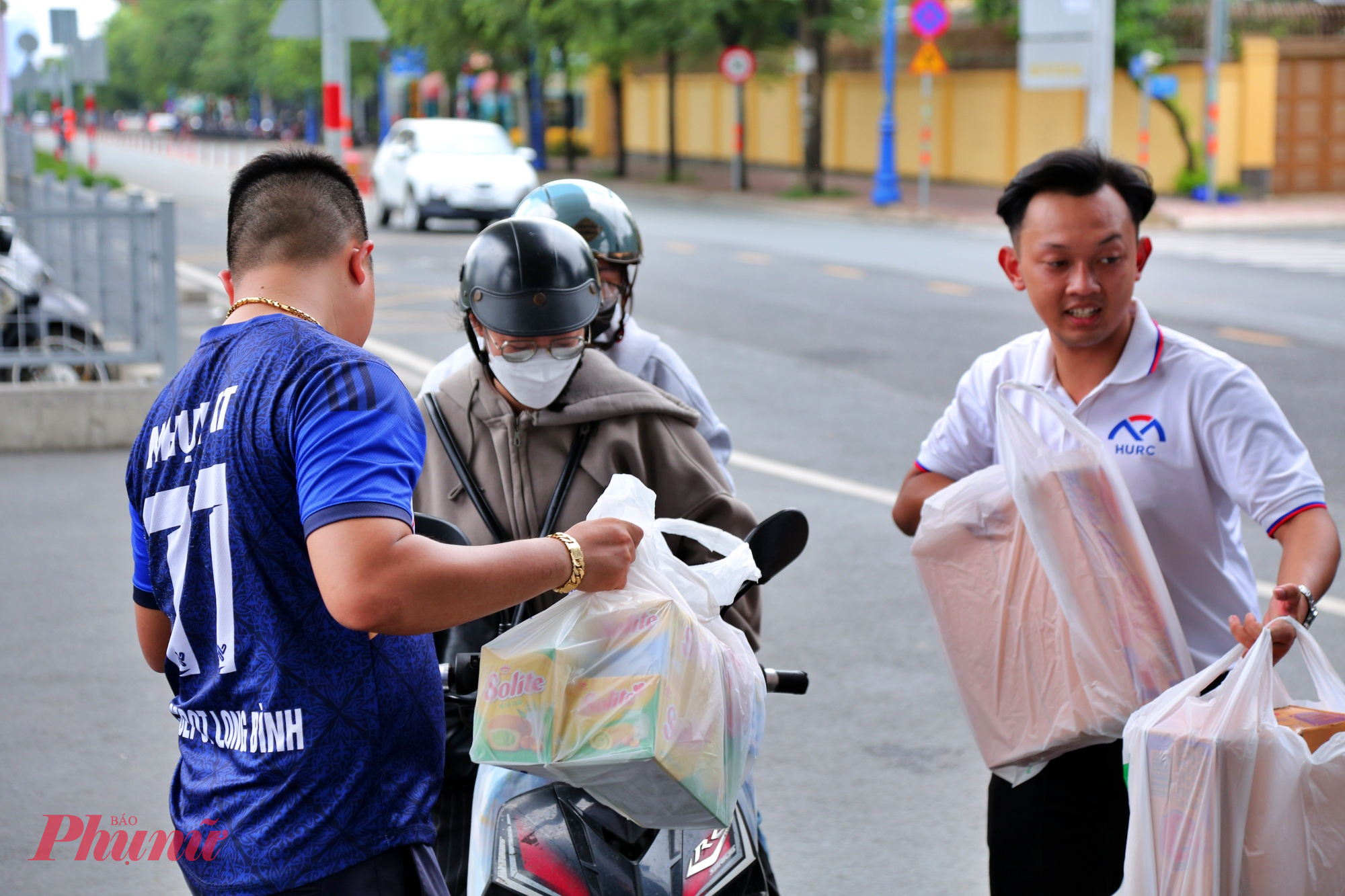 Người dân mang nhu yếu phẩm đến ga metro Thủ Đức để gửi đến bà con miền Trung bị lũl lụt - Ảnh: TQ