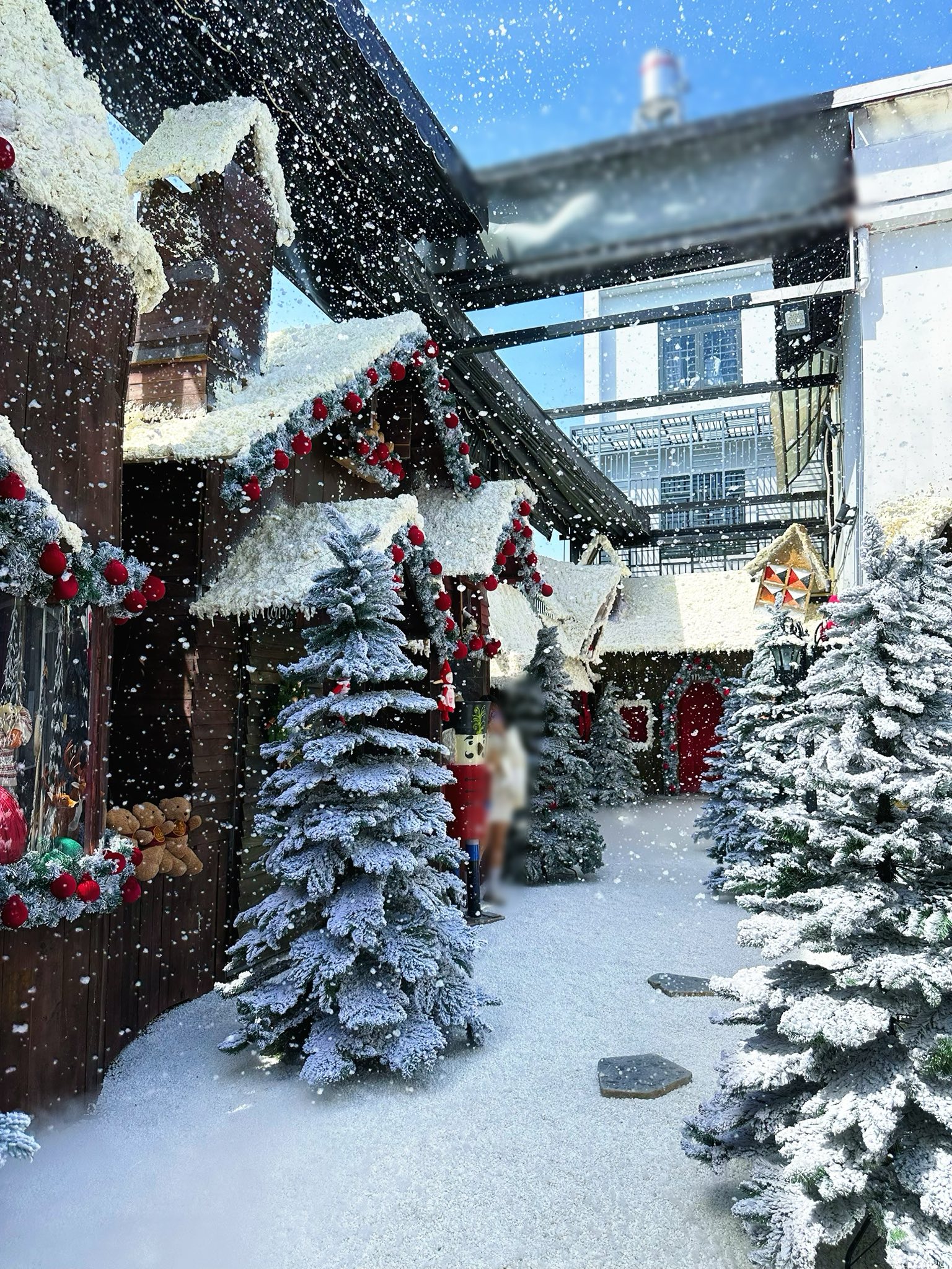 Nổi tiếng với không gian rộng rãi và khả năng biến hình ấn tượng theo từng mùa, Mâm Coffee (Số 25-26-27F6 , Đường DN6, Tổ 8, Khu Dân Cư An Sương, Quận 12) sẽ khiến bạn choáng ngợp với concept Giáng sinh năm nay.