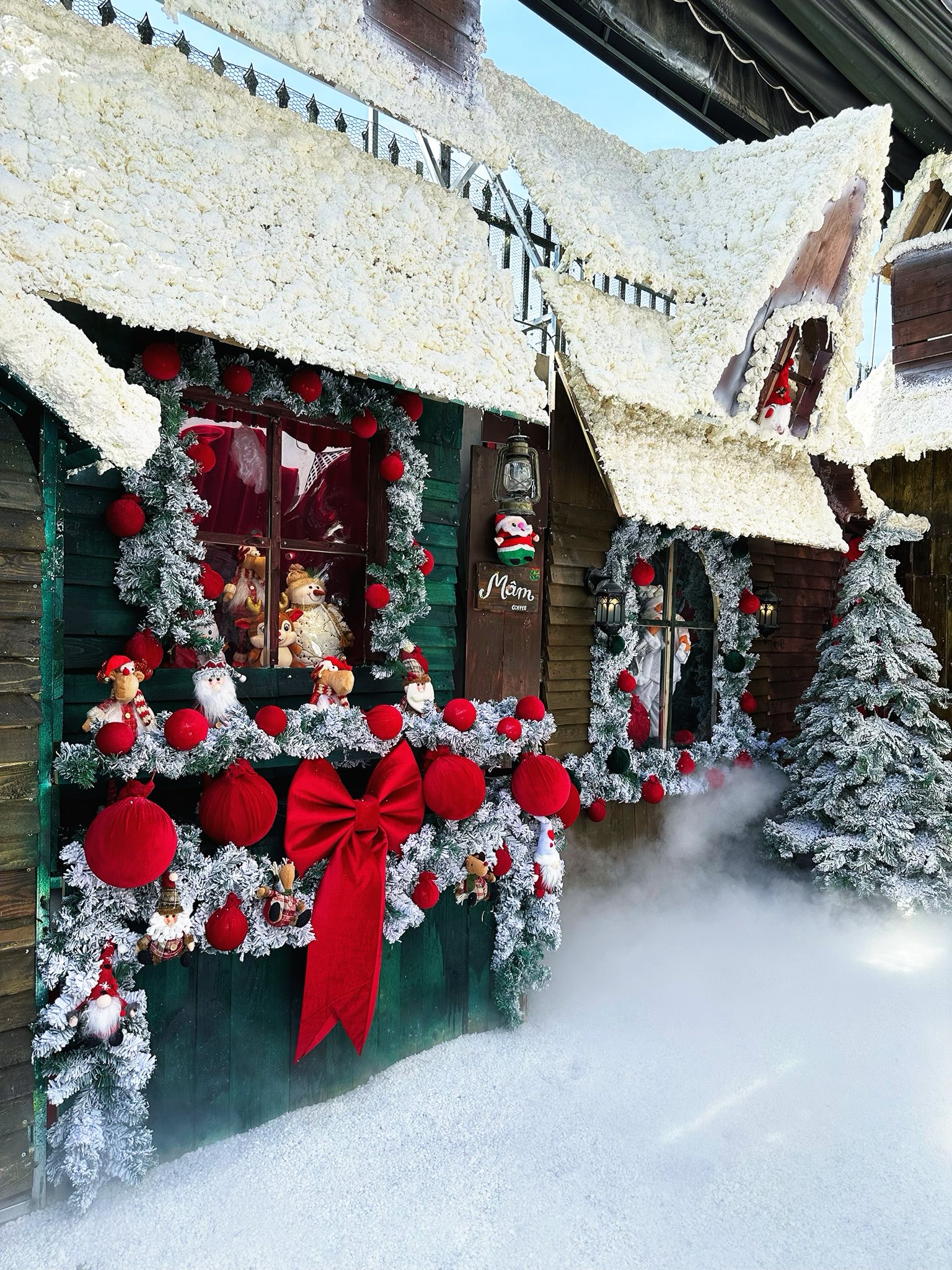 Từng góc nhỏ được Mâm Coffee chăm chút tỉ mỉ, từ những cây thông phủ đầy tuyết, vòng hoa trang trí lấp lánh đến những chi tiết nhỏ xinh mang đậm hơi thở Giáng sinh ấm áp.