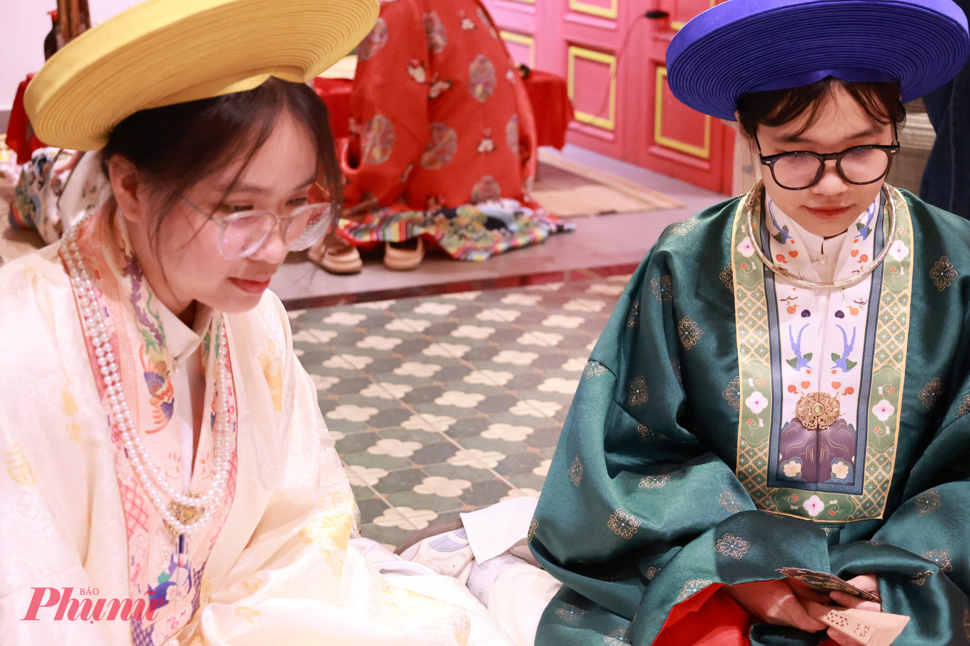 Bạn Kim Khánh (trái) và Thanh Ngân (phải) cảm thấy vô cùng thú vị khi được tham gia vào sự kiện trải nghiệm liên quan đến văn hoá cung đình huế  Bạn Kim Khánh (trái) và Thanh Ngân (phải) cảm thấy vô cùng thú vị khi được tham gia vào sự kiện trải nghiệm liên quan đến văn hoá cung đình Huế. Đồng thời, đôi bạn cũng bày tỏ sự xúc động khi thấy góc trưng bày nhắc đến Huế trong bối cảnh thời tiết miền Trung đang chịu ảnh hưởng của mưa lũ: Tham gia vào nét văn hóa đẹp như vậy, chúng mình càng thương người dân quê đang trải qua khó khăn. Chúng mình nghĩ việc tổ chức sự kiện lần này không chỉ là gìn giữ văn hóa mà còn là lời nhắc để chúng ta hướng về miền Trung, cũng như những nơi đang chịu bão lũ bằng sự đồng cảm và sẻ chia.