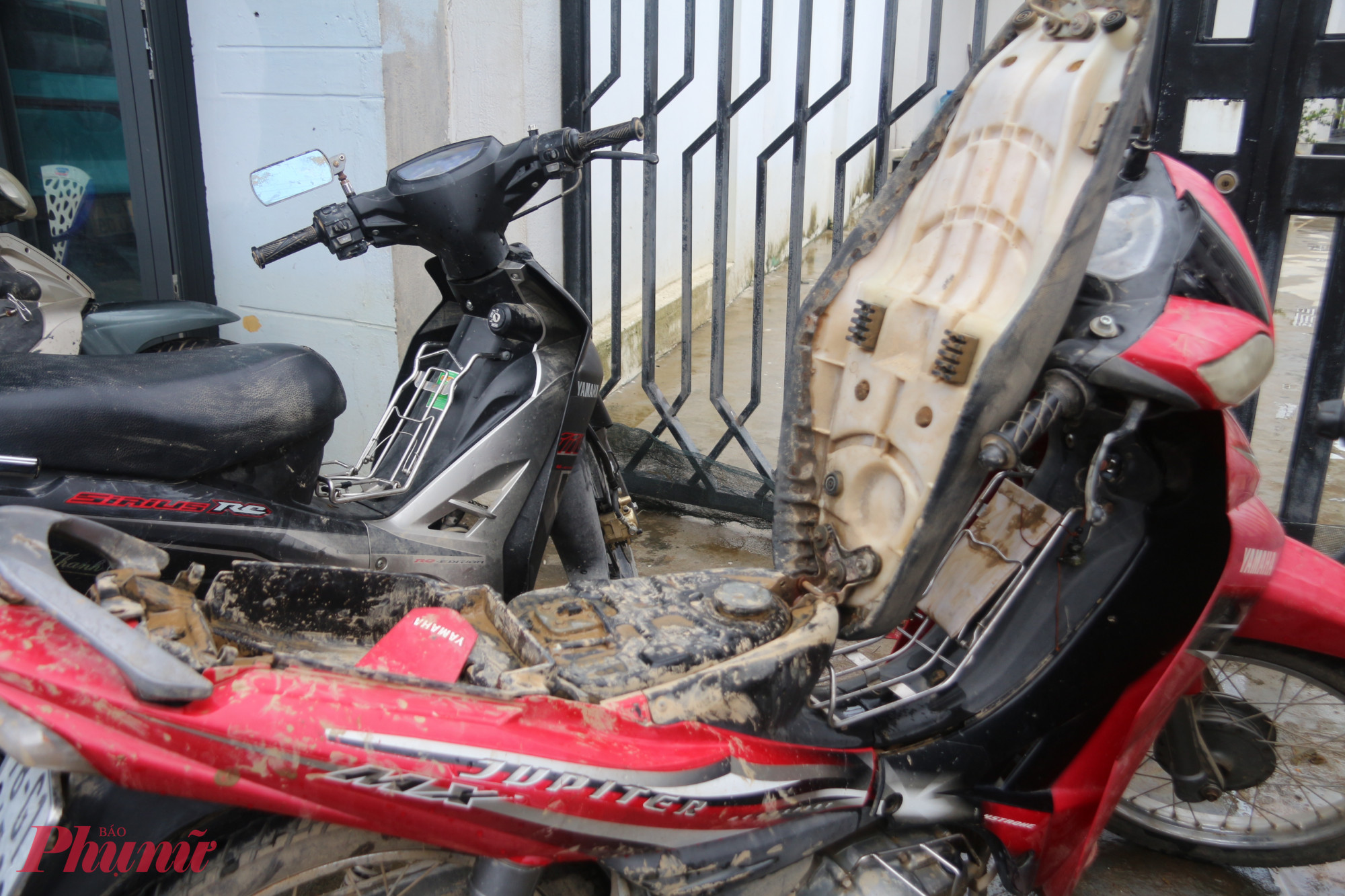 Nhiều chiếc xe máy bị rỉ sét, hư hỏng nghiêm trọng