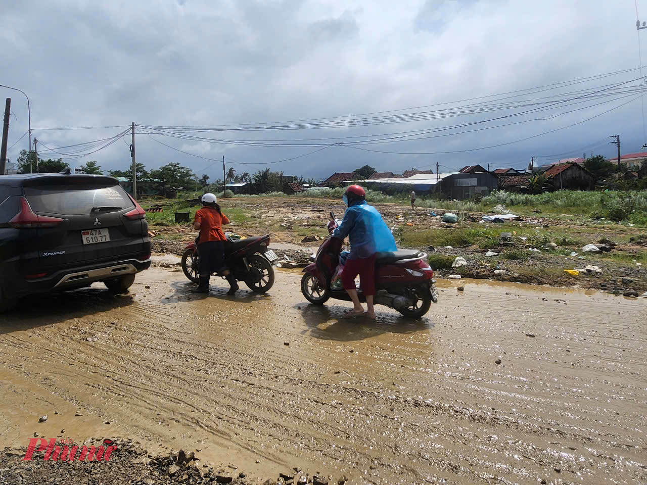 Người dân phải dẫn bộ hàng kilômét để tìm chỗ sửa xe máy