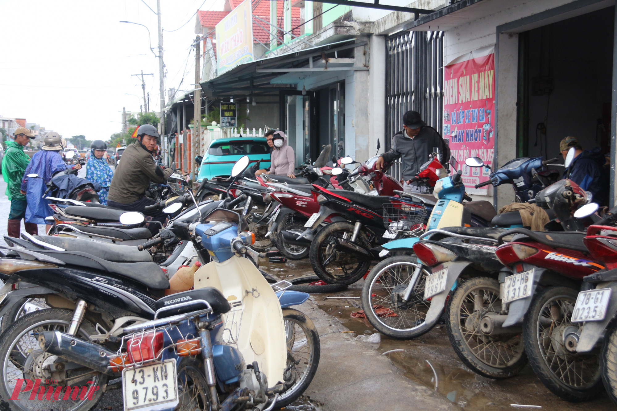 Hầu hết các tiệm sửa xe máy đều bị quá tải