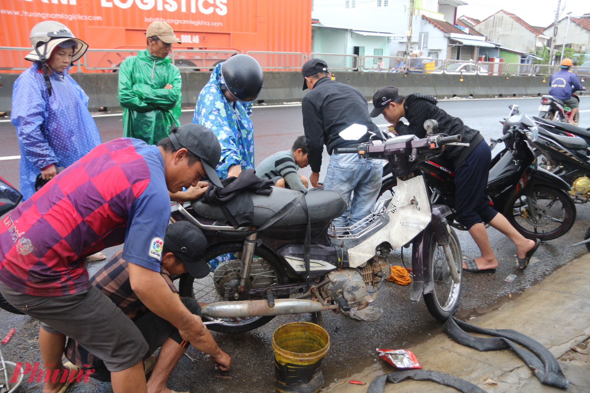 Việc sửa chữa xe máy sau lũ gặp nhiều khó khăn do hư hỏng nhiều bộ phận