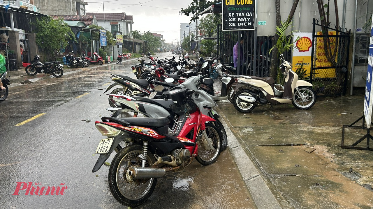 Xe máy xếp hành dài để chờ sửa chữa