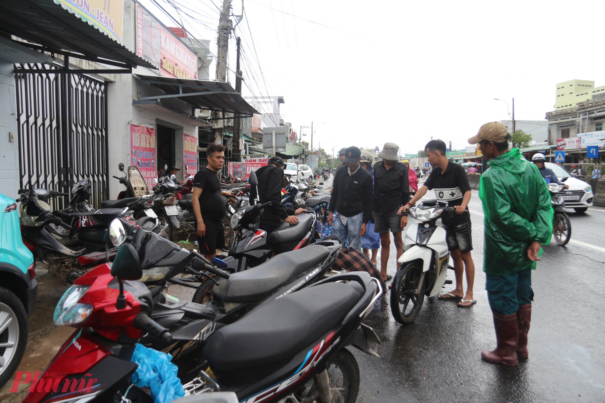 Các cơ sở sửa xe máy đang làm việc hết tốc lực để đáp ứng nhu cầu của người dân