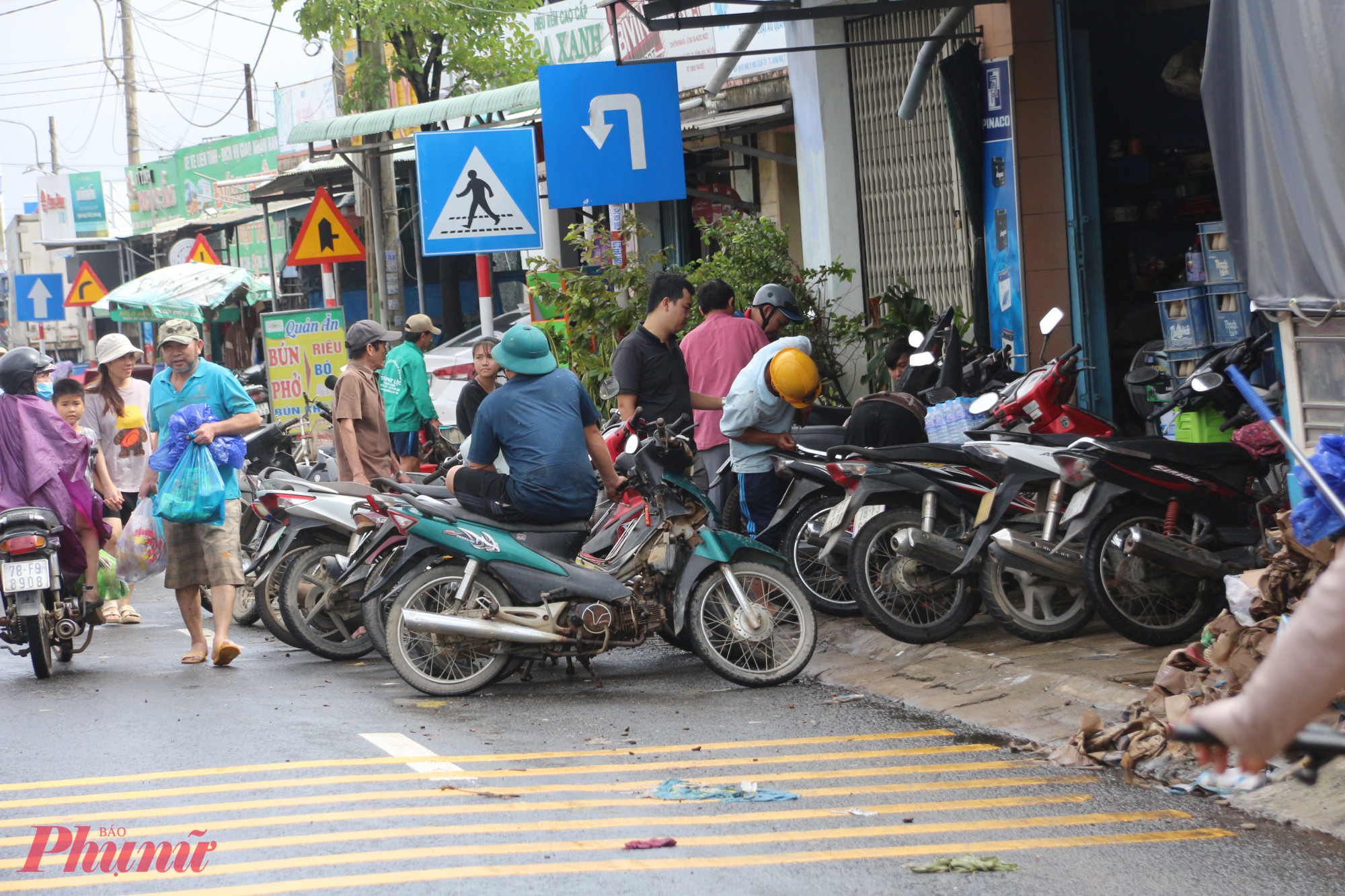 Mưa lũ đã khiến đời sống của nhân dân bị đảo lộn hoàn toàn