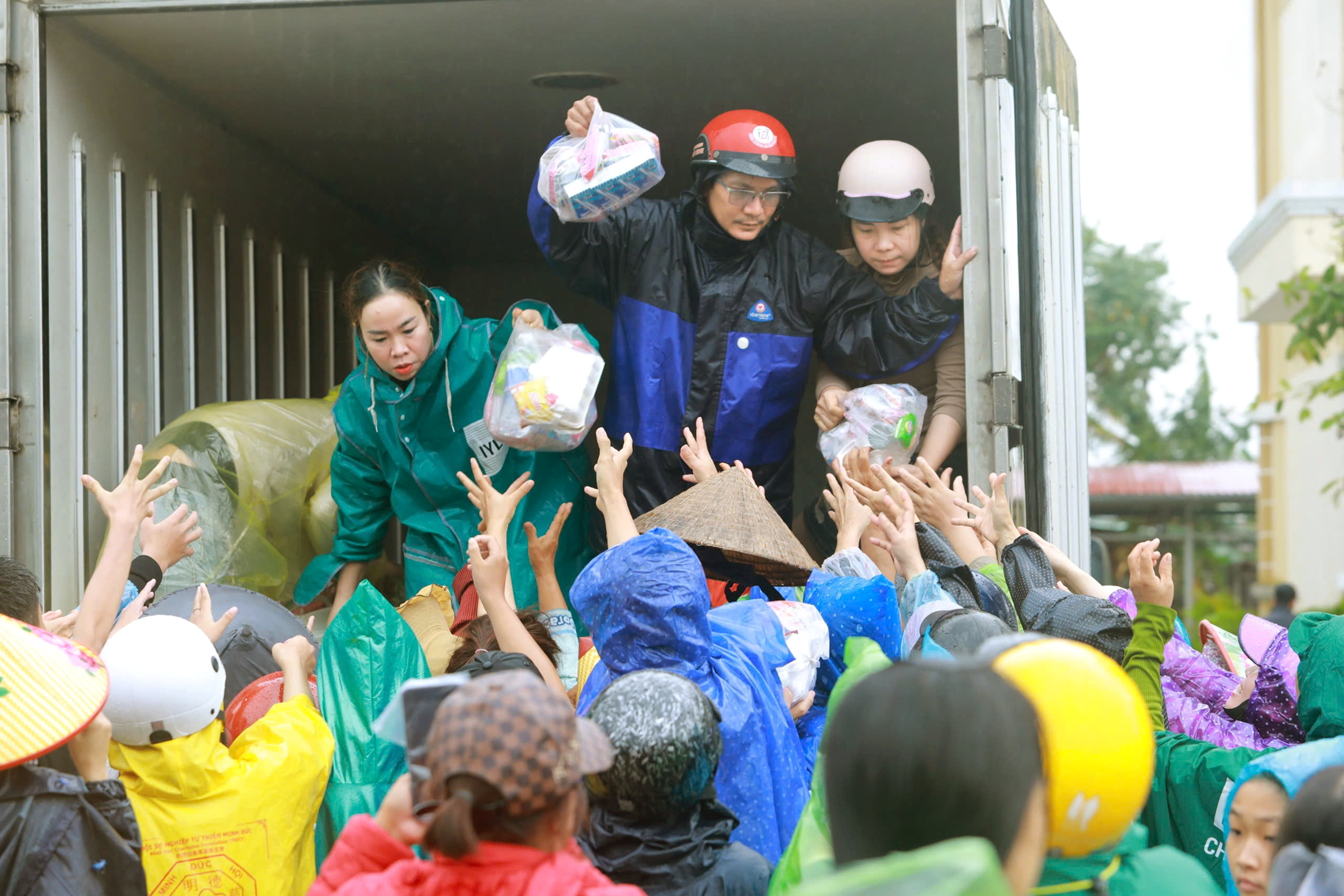 Nhiều đoàn cứu trợ vượt chặng đường dài để hỗ trợ bà con xã Hòa Thịnh, tỉnh Đắk Lắk - ẢNH: NGUYÊN BẢO