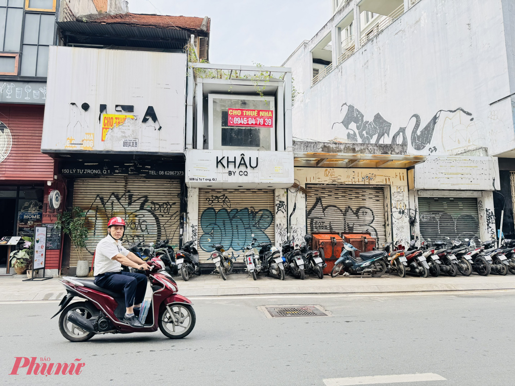 Các chủ nhà trên đường Lý Tự Trọng cho biết giá mặt bằng thuê đang giảm so với 1 tháng trước đó như rất khó tìm khách thuê