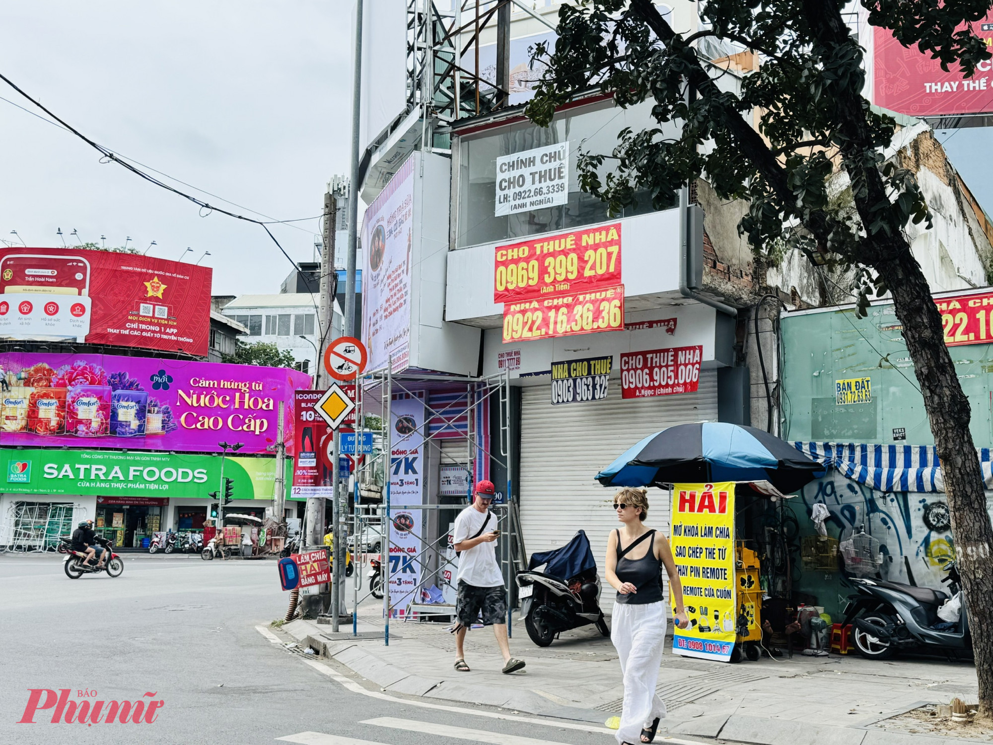 Các mặt bằng đường Lý Tự Trọng cũng đóng cửa, gắn bảng chi chít