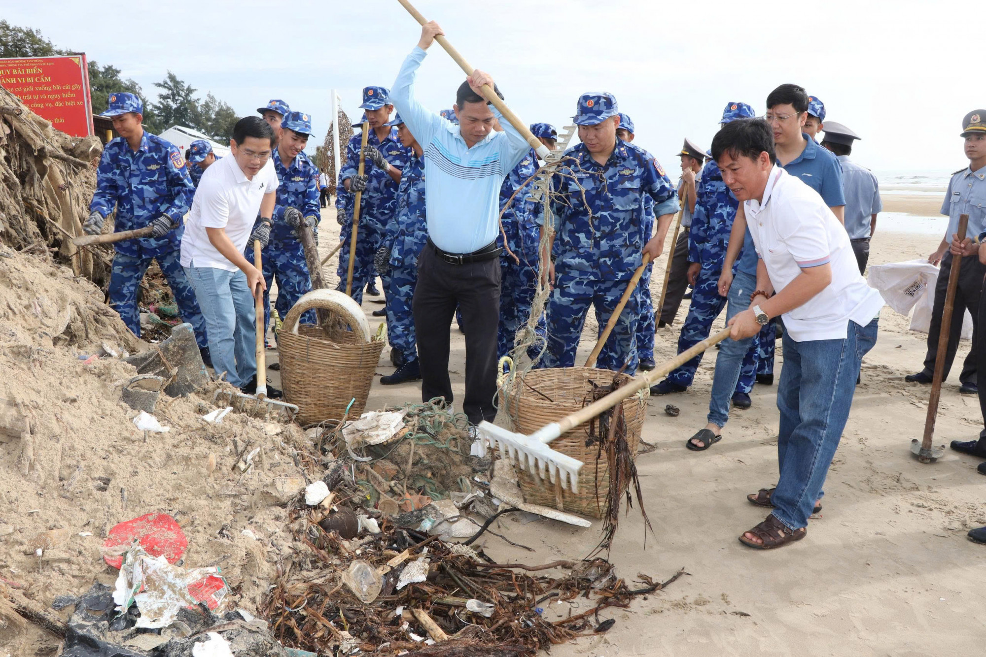 Lãnh đạo phường Tam Thắng cũng trực tiếp tham gia thu gom rác trên bãi biển. Ảnh: Tùng Lâm