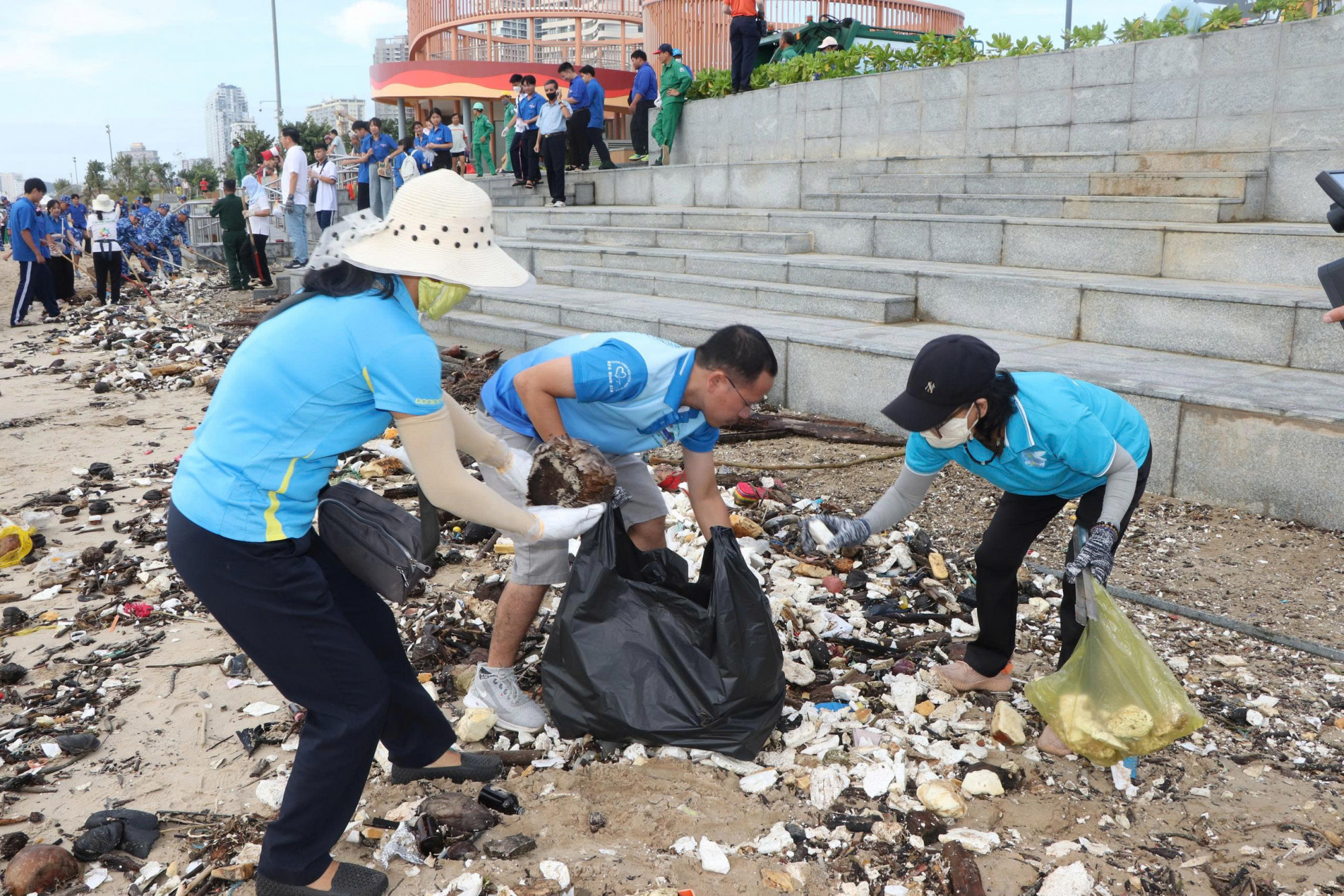 Nhiều chị em phụ nữ trong CLB biển xanh tham gia thu gom rác đại dương. Ảnh: Tùng Lâm