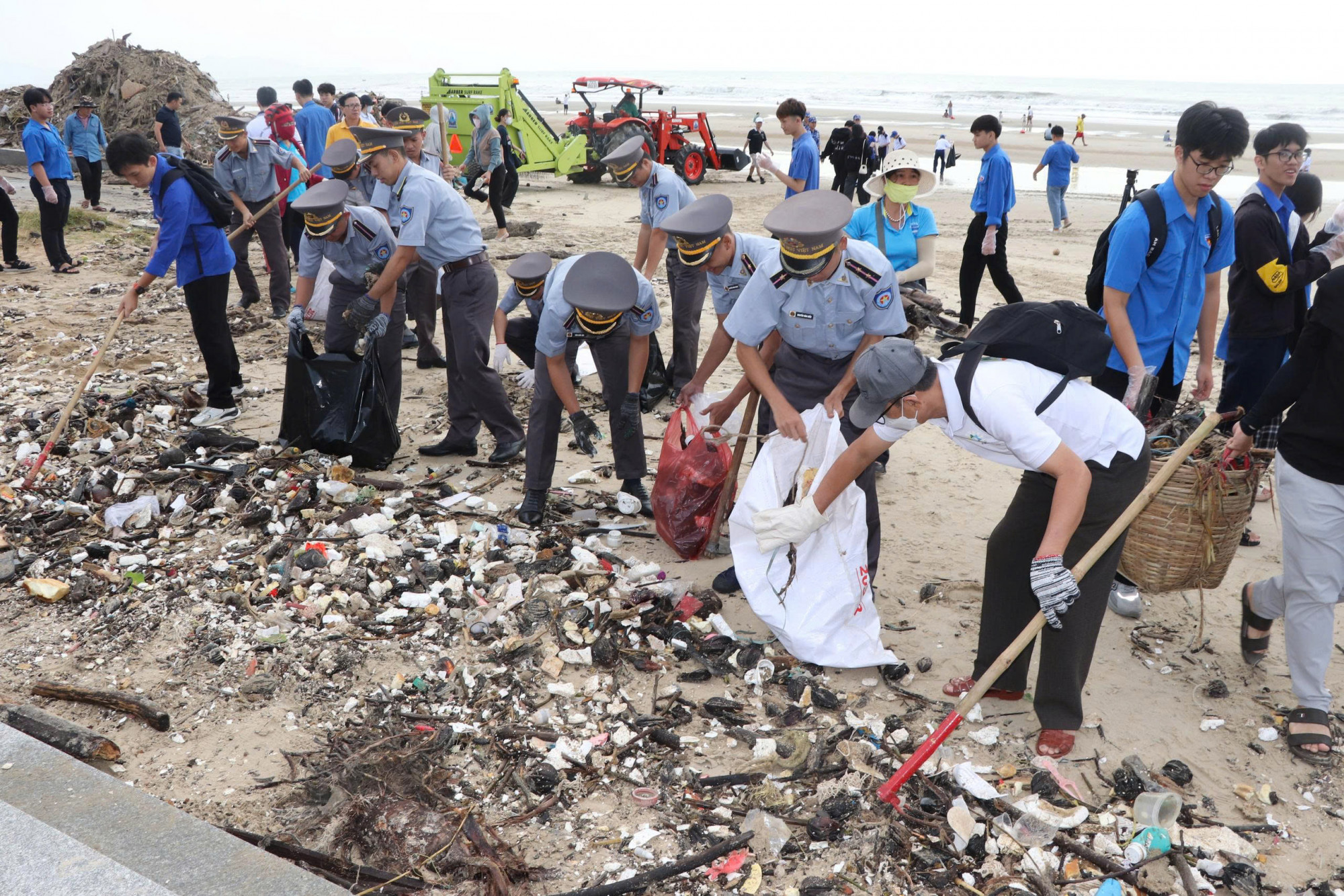 Lực lượng kiểm ngư cùng hàng trăm người dân tham gia 'Ngày chủ nhật xanh' do phường Tam Thắng tổ chức. Ảnh: Tùng Lâm
