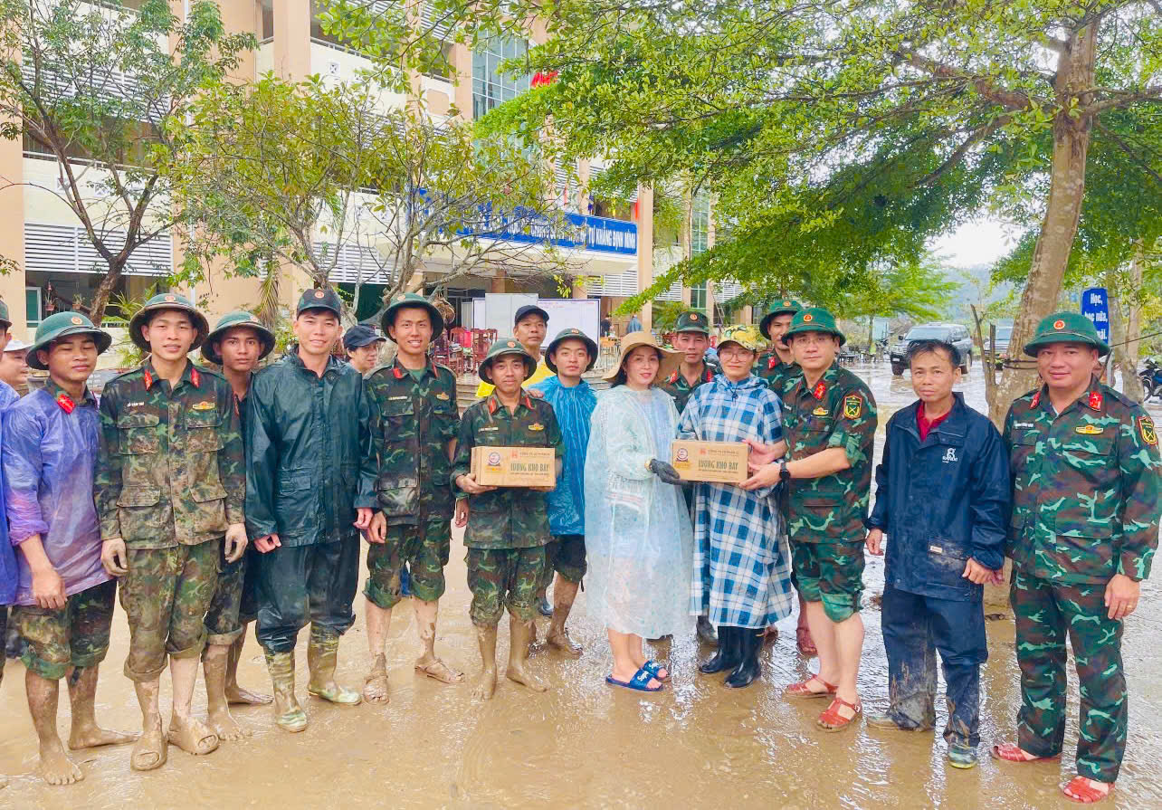 Những phần quà của Bộ Tư lệnh Quân khu 5 cũng được trao đến tận tay người dân - Ảnh: Quân khu 5