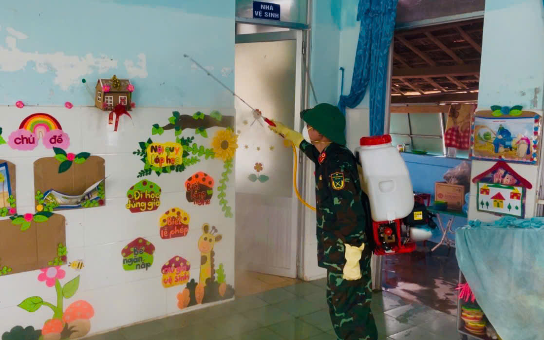 Lực lượng Quân khu 5 nhấn mạnh, việc ưu tiên vệ sinh môi trường, phun tiêu độc, khử khuẩn các khu dân cư, trường học, bệnh viện, chợ… 