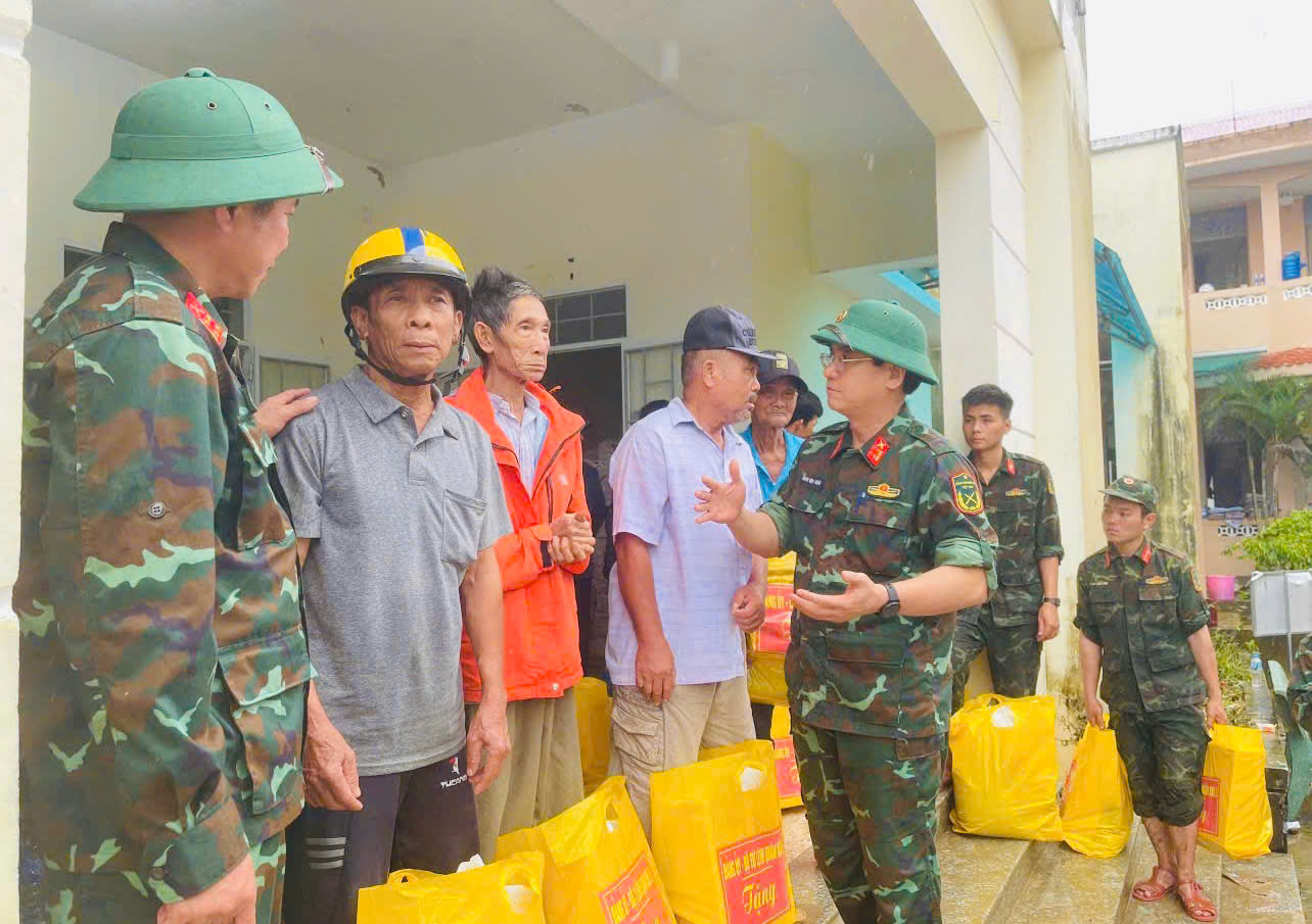 lực lượng vũ trang Quân khu 5 đã khẩn trương cơ động, triển khai đồng bộ nhiều biện pháp hỗ trợ nhân dân khắc phục hậu quả do trận lũ lịch sử 