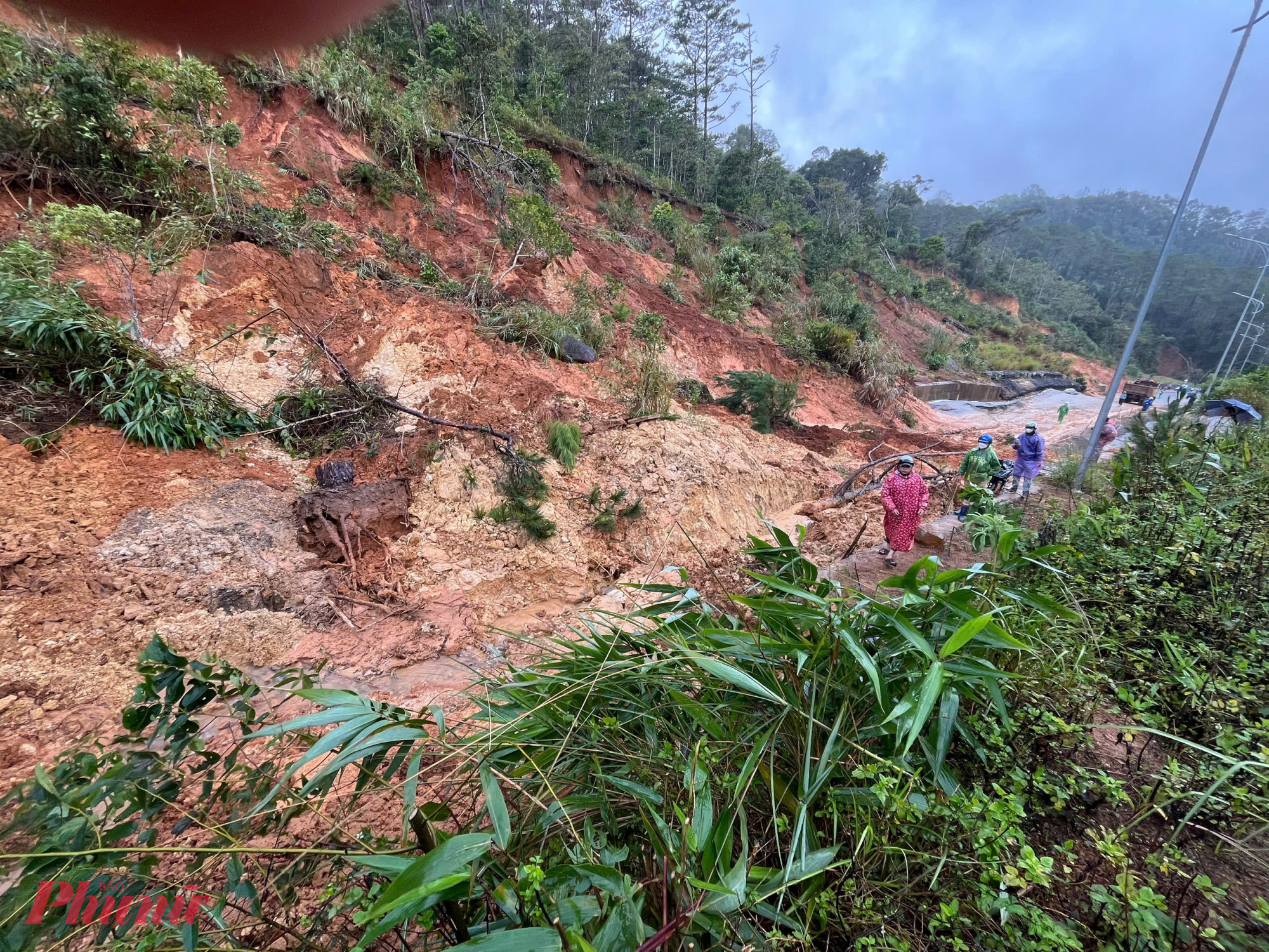 Mưa lớn gây sạt lở nghiêm trọng tại Quốc lộ 24 đoạn qua Măng Đen