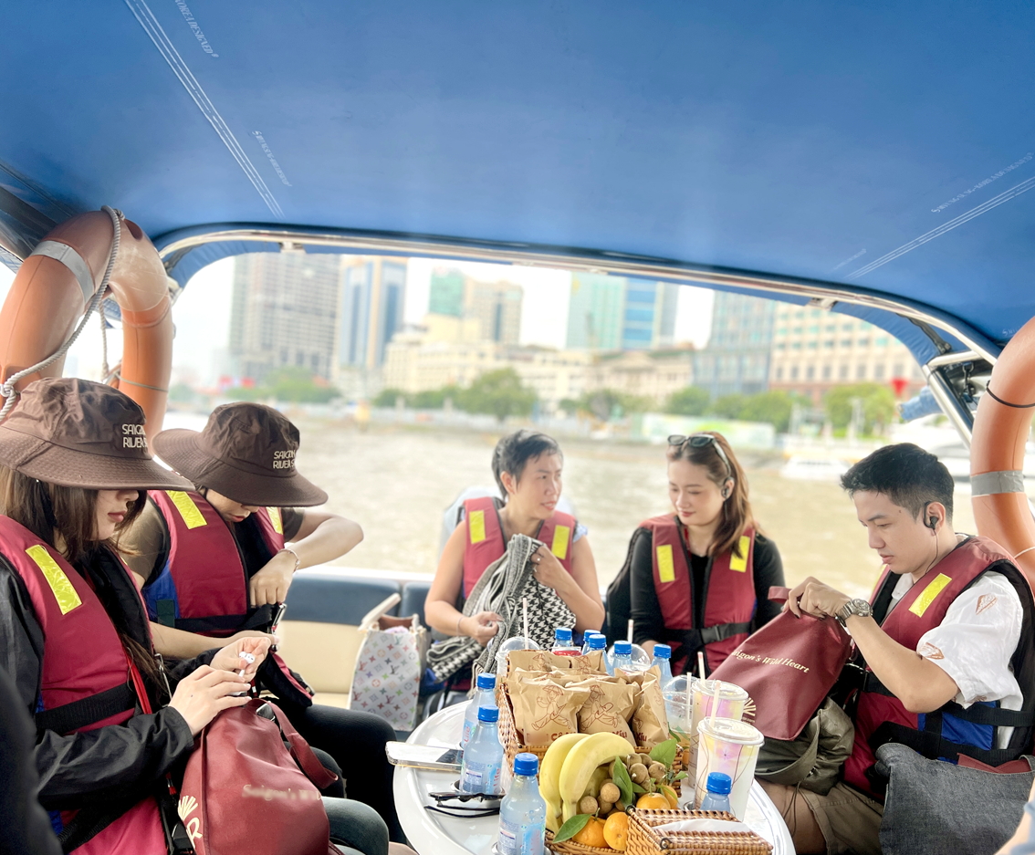 Khách quốc tế thích thú trải nghiệm tour đường thủy ngược sông Sài Gòn bằng ca nô