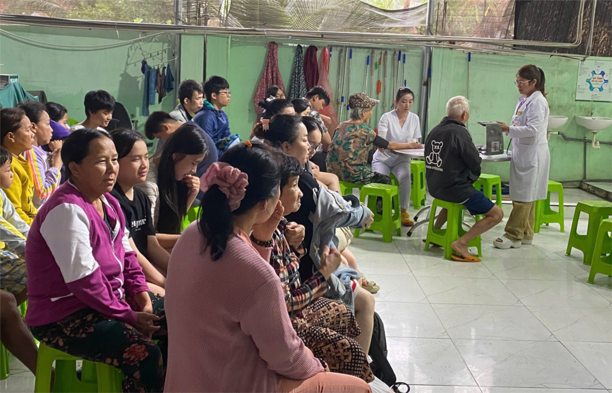 Bác sĩ TPHCM thăm khám cho bà con vùng lũ, ảnh SYT