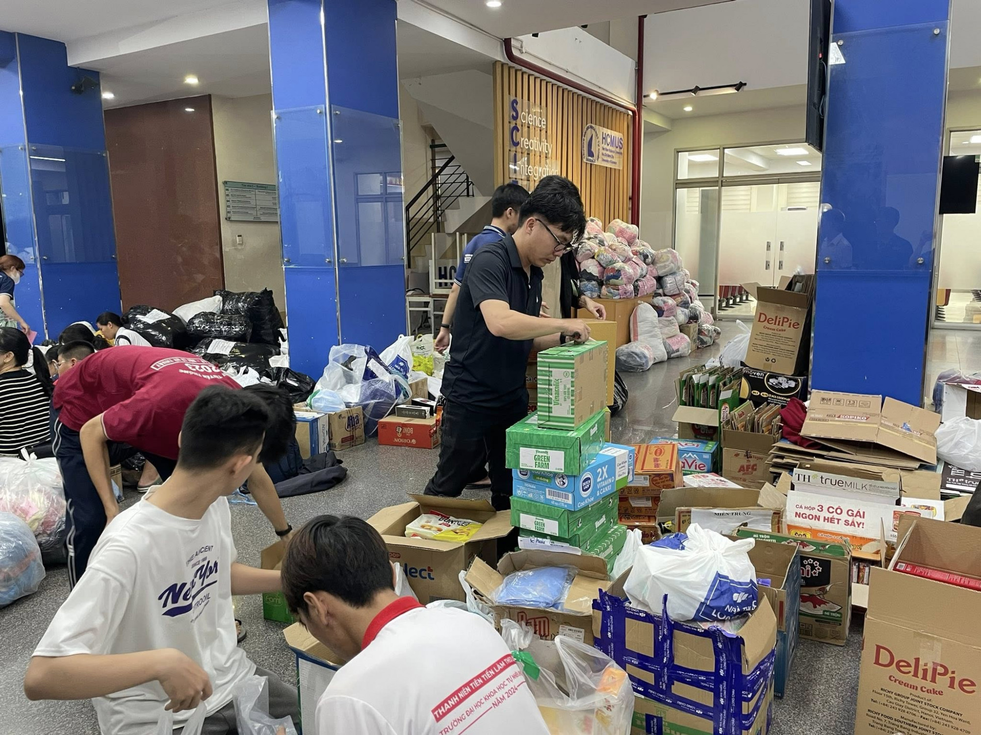 inh viên tiếp nhận, phân loại, đóng gói vật phẩm để thuận tiện chuyển tới vùng khó khăn - Ảnh: Facebook nhà trường
