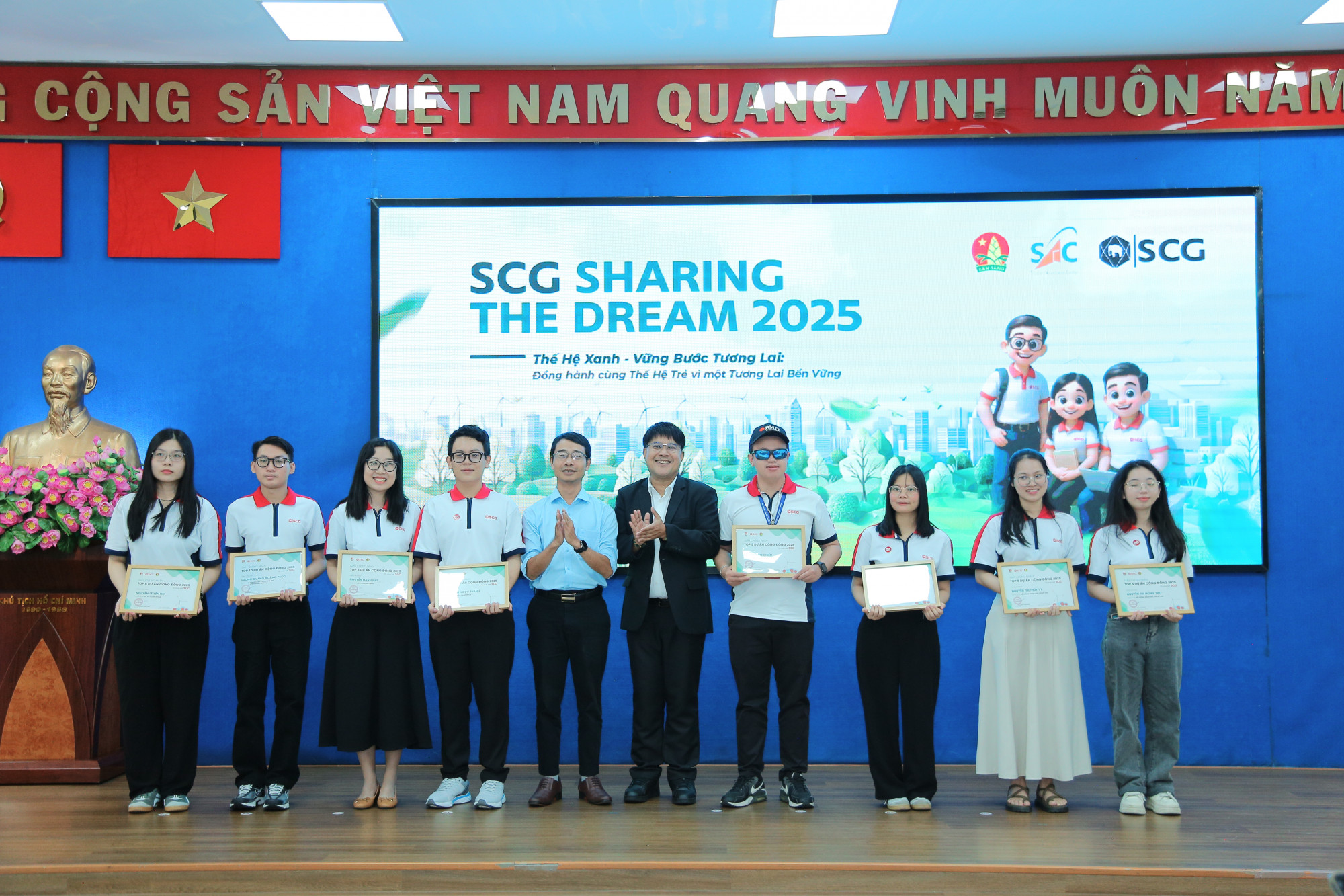 Ban tổ chức trao học bổng cho sinh viên - Ảnh: BTC