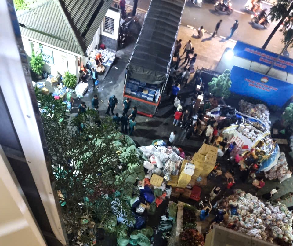 Liên tục các chuyến xe chở hàng hóa thiết yếu hỗ trợ bà con vùng lũ 