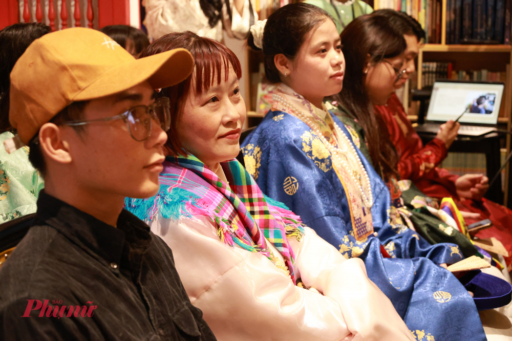 Khách tham dự chăm chú lắng nghe những câu chuyện đằng sau chiếc khăn lươn.