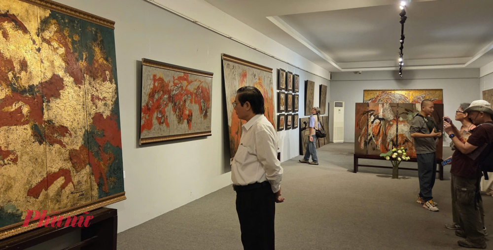 Triển lãm của Trần Ngọc Linh thu hút nhiều người trong giới chuyên môn.