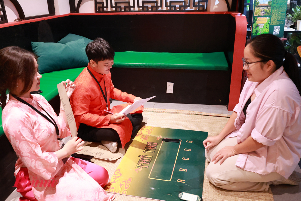 Trò chơi thả thơ là lối đánh bạc bằng trí tuệ, sự nhanh trí và vốn kiến thức uyên thâm của tầng lớp Nho sĩ ở kinh đô Huế thuở trước 