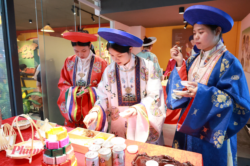 Không gian thưởng vị dành cho khách trải nghiệm các món ăn vặt đặc trưng xứ Huế: bánh in Huế, mứt quất, mứt táo, kẹo cau...