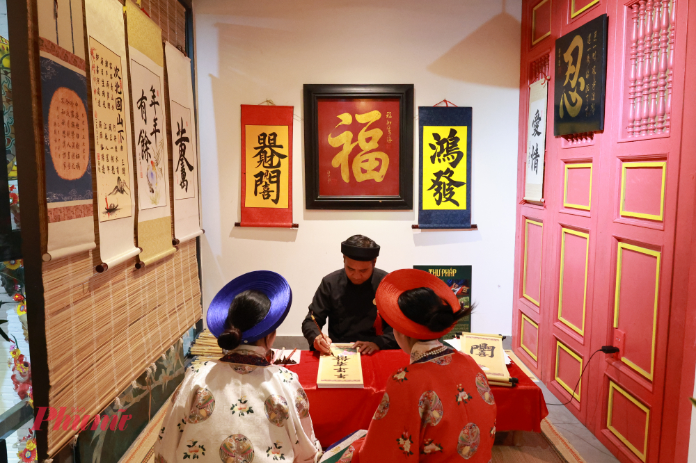 Góc trải nghiệm viết thư pháp thu hút nhiều sự quan tâm của đa dạng lứa tuổi 