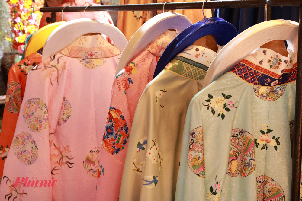 Nhóm bạn trẻ chuẩn bị nhiều trang phục truyền thống triều Nguyễn nhằm mang đến không khí gần gũi, chân thật nhất 